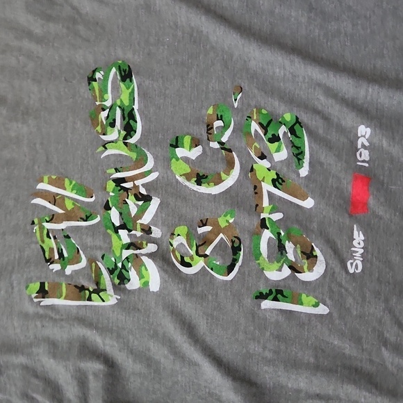 Levi's Levi Strauss Since 1873  Gray & Camo T-shirt Size XL - Picture 2 of 4